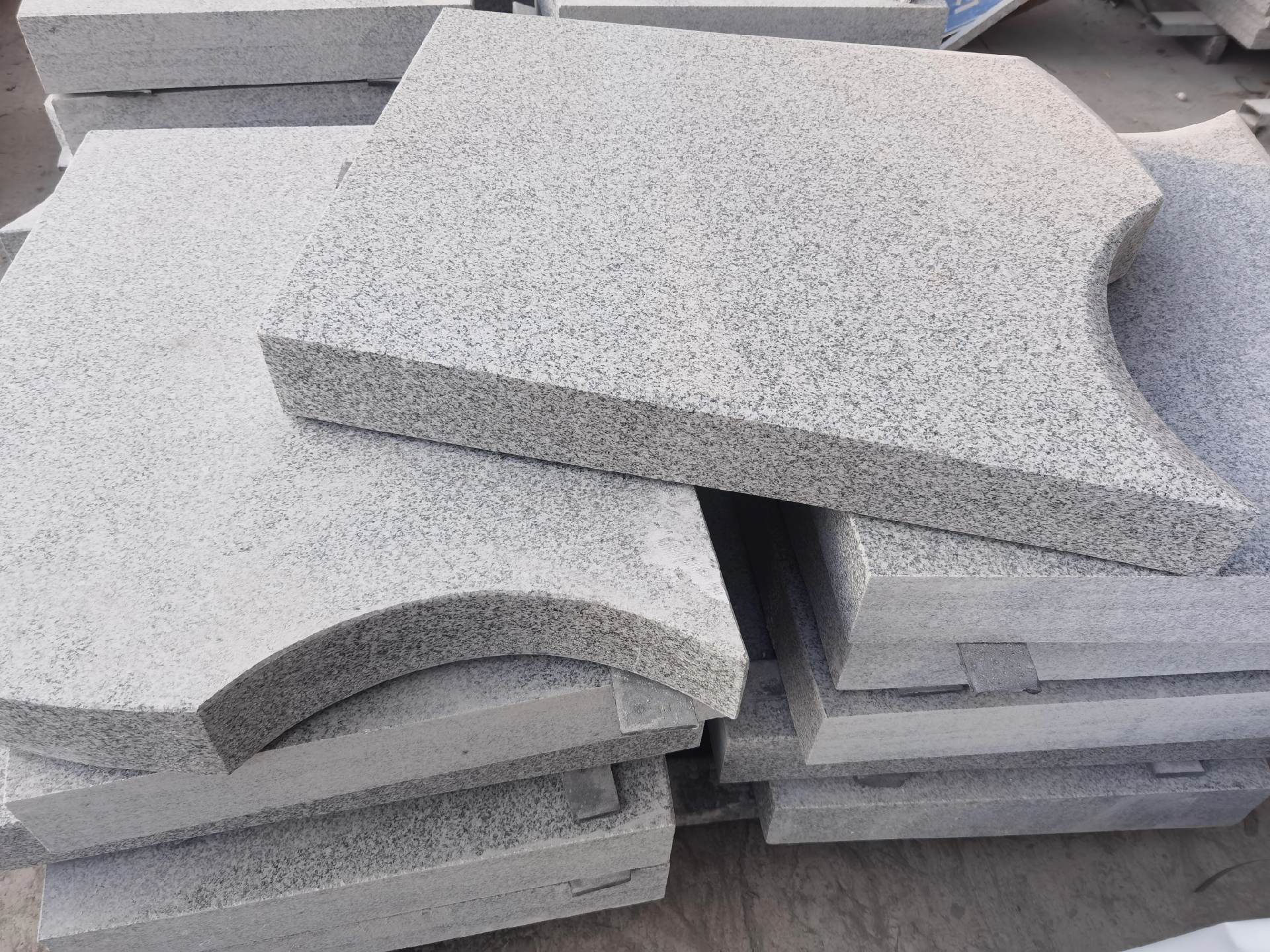 芝麻白花崗巖廠家電話與石材供應(yīng)商聯(lián)系(圖1)